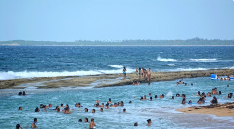 Piñones - playa - personas - Foto via Callejeandopr - julio 15 2020